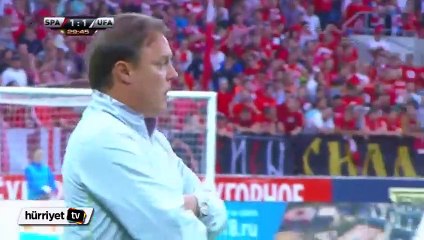 Taraftarın ırkçı tezahüratına tepki gösteren futbolcuya kırmızı kart