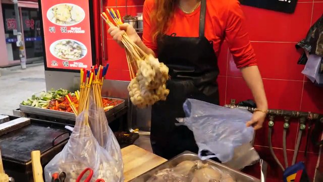 46년 전통의 서울 2대 마늘 떡볶이 달인! 명동 길거리 음식 순대, 어묵, 군만두 _ Spicy garlic tteokbokki _ korean street food