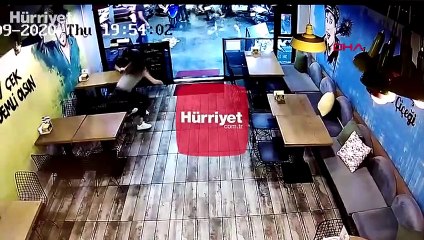 Sokağa saçılan paralar 30 saniyede toplandı