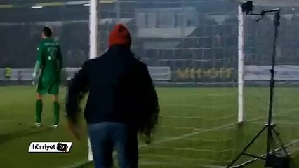 Shakhtar maçında sahaya girip kaleciye el hareketi yaptı!