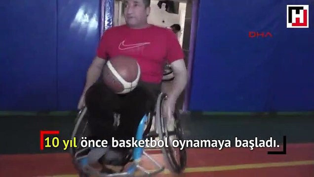 Engelli basketbolcu, antrenmanlara oğullarıyla çıkıyor