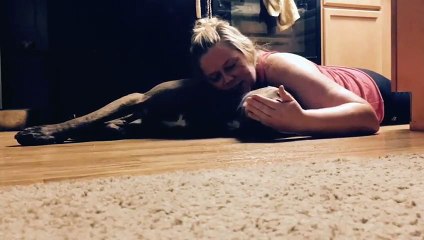 Epilepsi nöbeti geçiren sahibinin zarar görmemesi için çabalayan köpek
