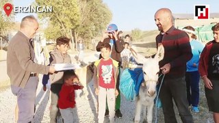 Köy köy gezip çocuklara kitap dağıtıyor