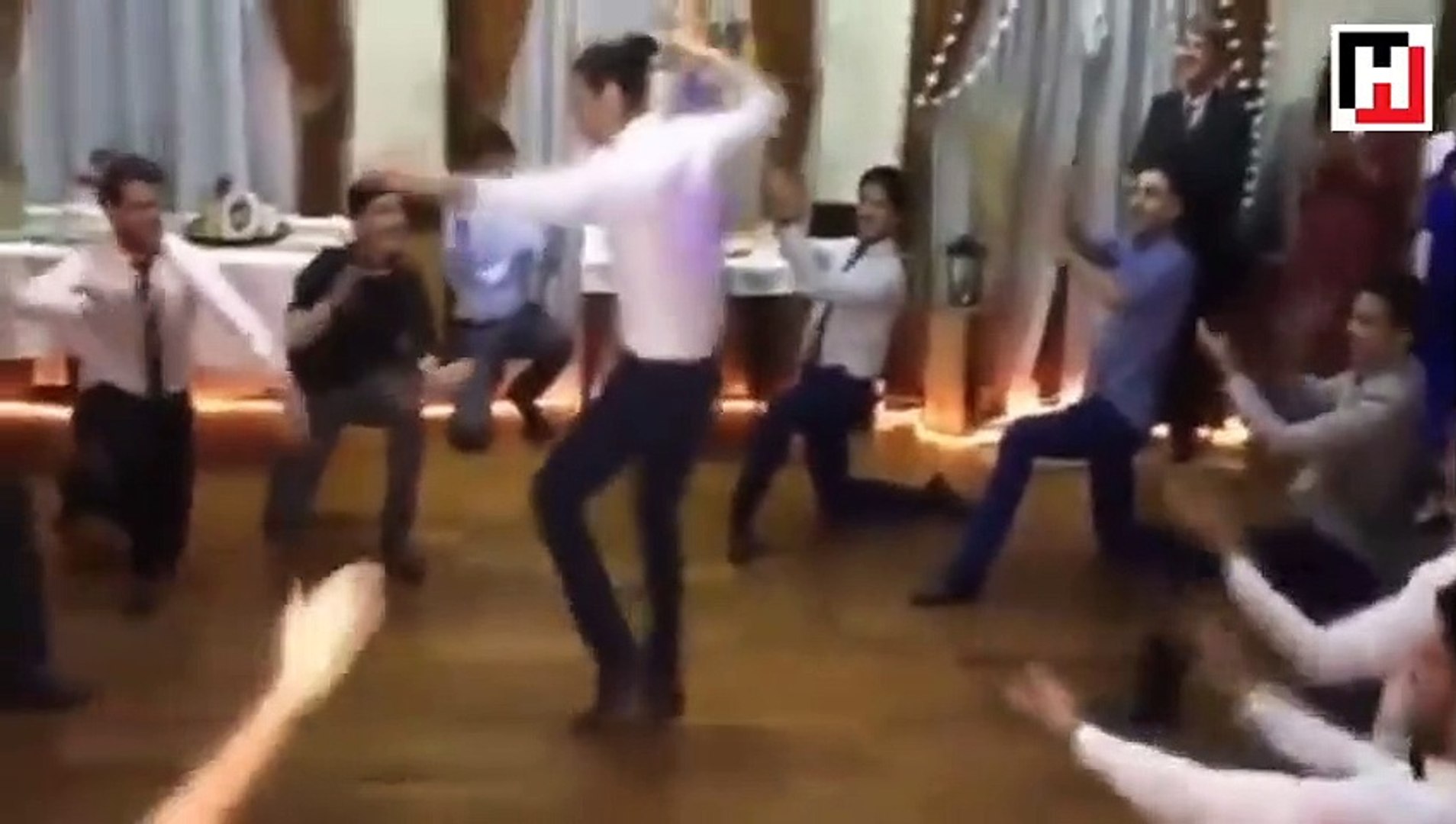 ⁣Uruguayan groom and friends show off choreography to traditional Turkish 'Erik Dalı' song 