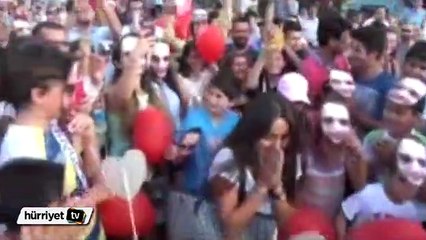 Taksim'de kırmızı halılı evlilik teklifi