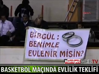 BASKETBOL MAÇINDA SÜRPRİZ EVLİLİK TEKLİFİ
