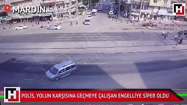 Polis aracı, yolun karşısına geçmeye çalışan engelliye siper oldu