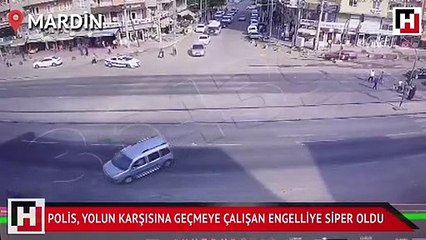Polis aracı, yolun karşısına geçmeye çalışan engelliye siper oldu