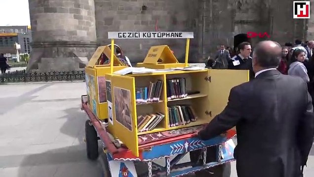 At arabalı ve eşekli gezici kütüphane