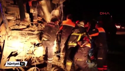 Otobüs, çimento yüklü TIR'a çarptı: 3 ölü, 24 yaralı
