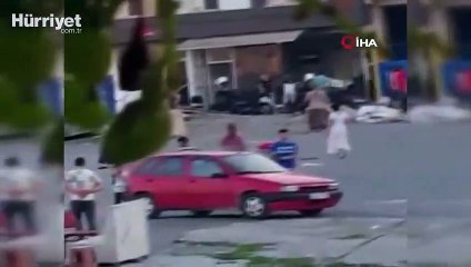 Sandalyelerin havada uçuştuğu komşu kavgası kamerada
