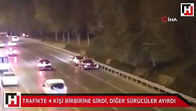 Trafikte 4 kişi birbirine girdi, diğer sürücüler ayırdı