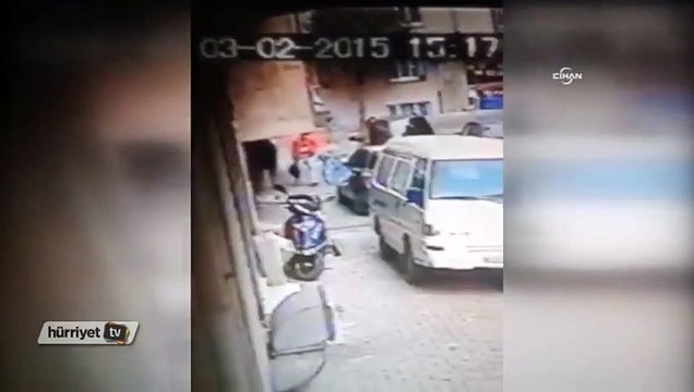 Çaldığı televizyonla kaçarken kameraya yakalandı