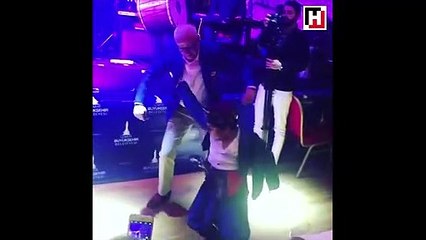 Ertuğrul Özkök İzmir'de zeybek oynadı!
