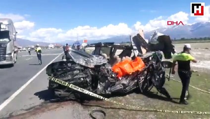 Halk otobüsü ile otomobil çarpıştı: 2 ölü, 16 yaralı