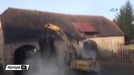 Kapıyı genişletmek isterken evi yıktı