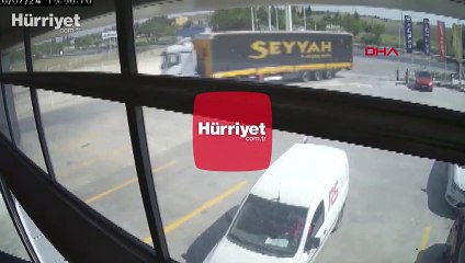 Hafriyat kamyonunun kopan tekeri park halindeki araçlara çarptı