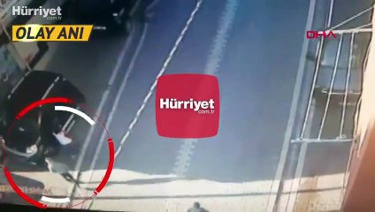 Yer Esenyurt... 11 yaşındaki çocuğa kapkaç anları kamerada