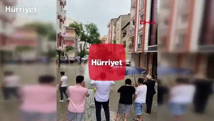 Minibüs üstünde mahsur kaldılar