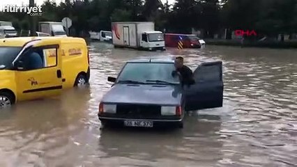 Eskişehir'de sağanak nedeniyle araçlar yolda mahsur kaldı