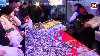 Hamsinin kilosu 5 TL'ye düşünce, balıkçılarda uzun kuyruklar oluştu