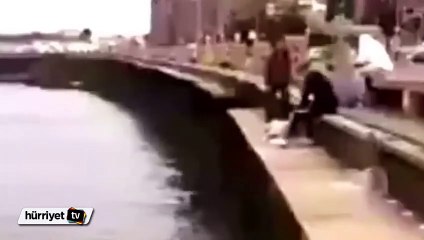 Evsiz adamı uyurken denize attılar