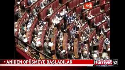 İTALYAN VEKİLLER EŞCİNSEL AYRIMCILIĞI ENGELLEMEK İÇİN ÖPÜŞTÜLER