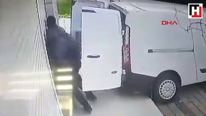 Çaldıkları minibüsle bir ton et ve kıyafet çaldılar