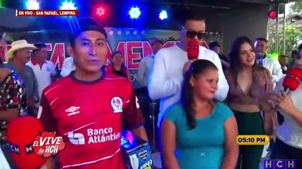 VIDEO | Televidente le pide matrimonio a su pareja en #ElVivedeHCH en San Rafael, Lempira