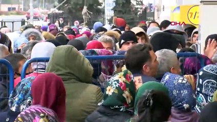 Esenyurt'ta PTT önünde yoğunluk  'sosyal mesafe' kuralına yine uyulmadı