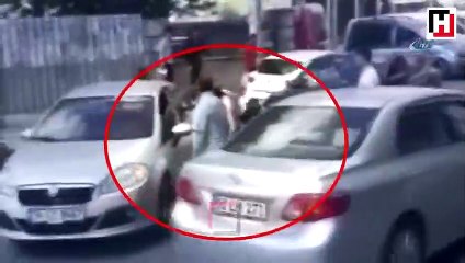 Kadın ve erkek sürücülerin zincirli yol verme kavgası kamerada