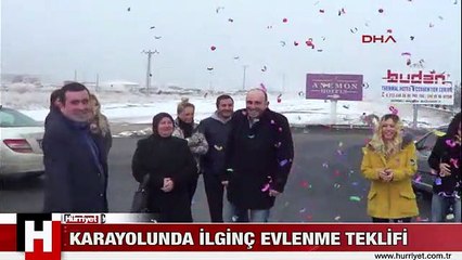 KARAYOLUNDA İLGİNÇ EVLENME TEKLİFİ