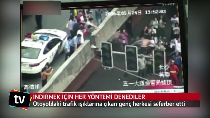 Trafik ışıklarına tırmanan genç yere böyle çakıldı
