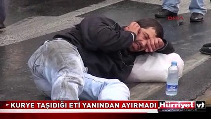 KAZA YAPAN KURYE TAŞIDIĞI ETİ YANINDAN AYIRMADI
