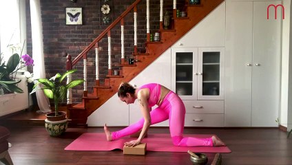 Evde bacak esneten yoga akışı