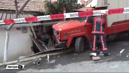 Virajı alamayan kamyonet eve böyle girdi