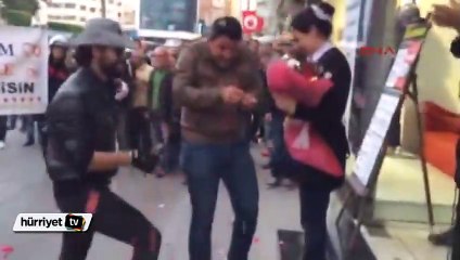 Polis memurundan kelepçeli evlilik teklifi