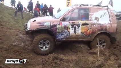 Çamurlu parkurda zorlu mücadele