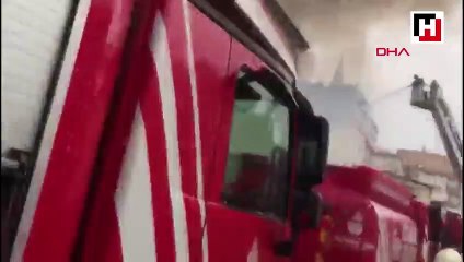 Fatih’te metruk bina alev alev yandı
