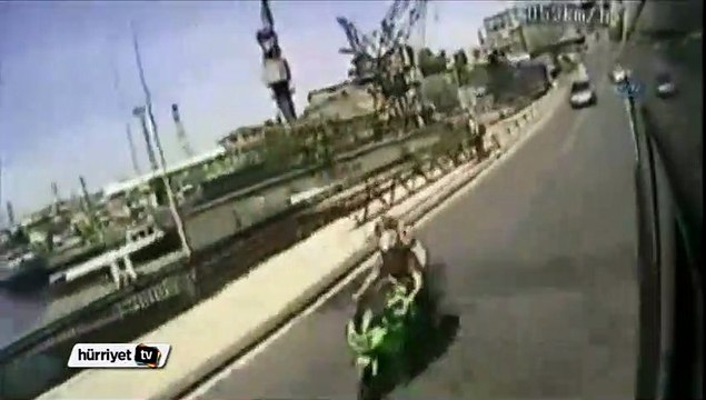 Unkapanı Köprüsü'nde motosiklet takla attı: 2 yaralı