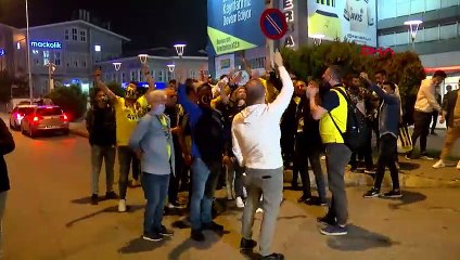 Fenerbahçe, galibiyeti taraftarıyla kutladı