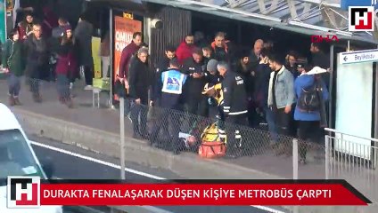 Durakta fenalaşarak düşen kişiye metrobüs çarptı