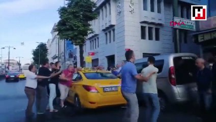 Taksiciyle yolcunun bıçaklı kavgası kamerada