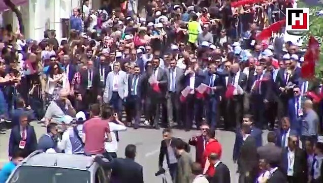 Festivalde dağıtılan mesir macunları izdihama neden oldu