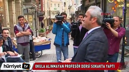 Okula alınmayan profesör dersi sokakta yaptı