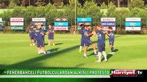 FENERBAHÇELİ FUTBOLCULARDAN ALKIŞLI PROTESTO