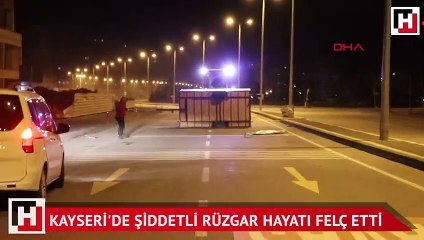 Kayseri'de şiddetli rüzgarda çok sayıda araç pert oldu
