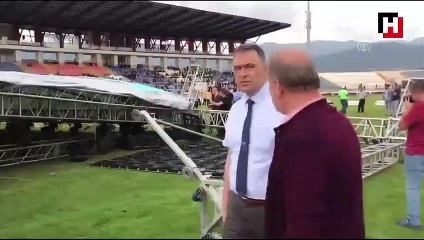 Fırtınadan dolayı mezuniyet töreni için kurulan sahne çöktü