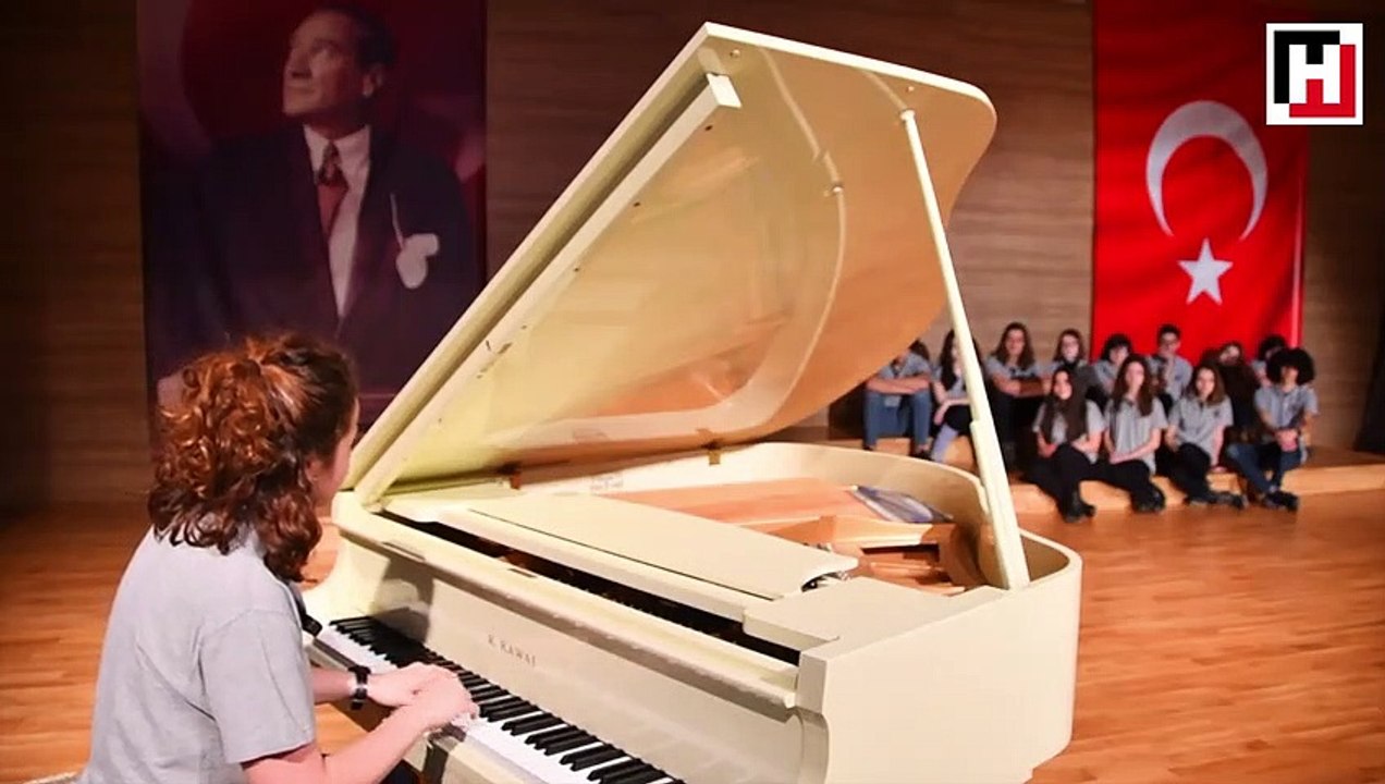 Ferdi Özbeğen’in beyaz piyanosu “Özel” çocuklara emanet