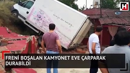 Freni boşalan kamyonet eve çarparak durabildi